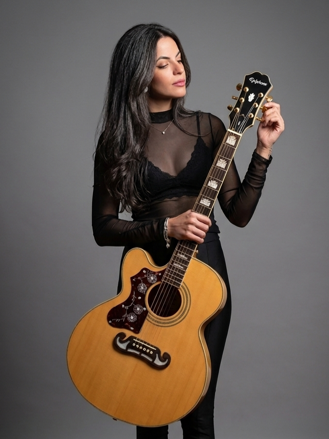 Amanda Vergara em estúdio com violão