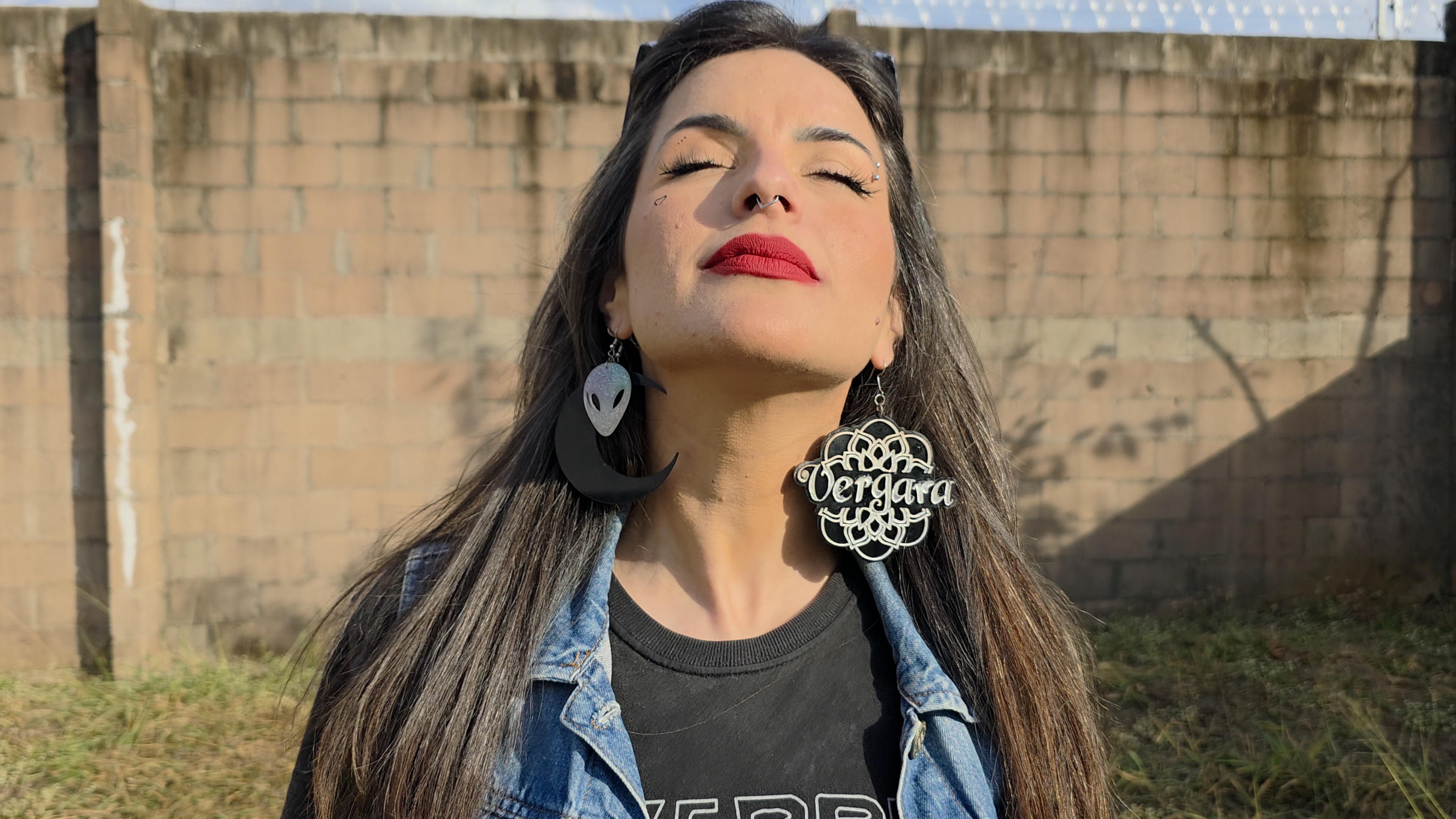 Amanda Vergara sorrindo ao ar livre